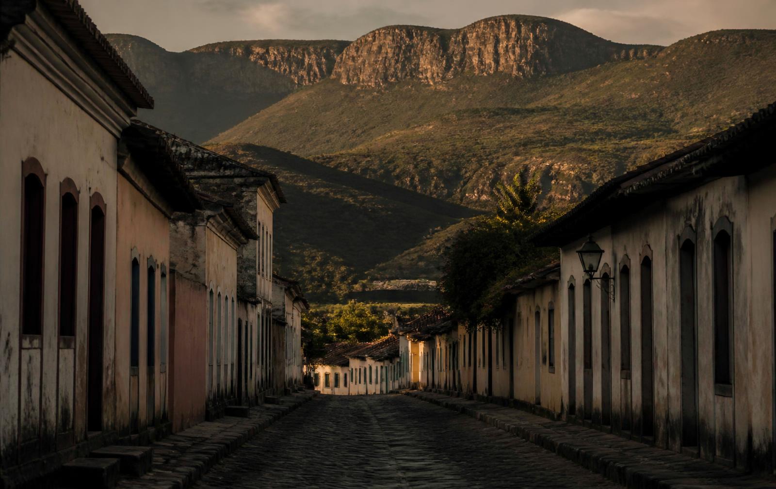 Rua histórica de Andaraí com a serra da Chapada Diamantina ao fundo